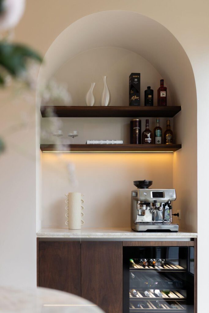 Koffie-hoek-koffie-corner-nieuwbouw-met-rondingen-en-donker-hout