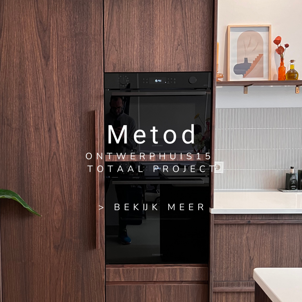 keuken met donker houten notenhouten fronten en greep