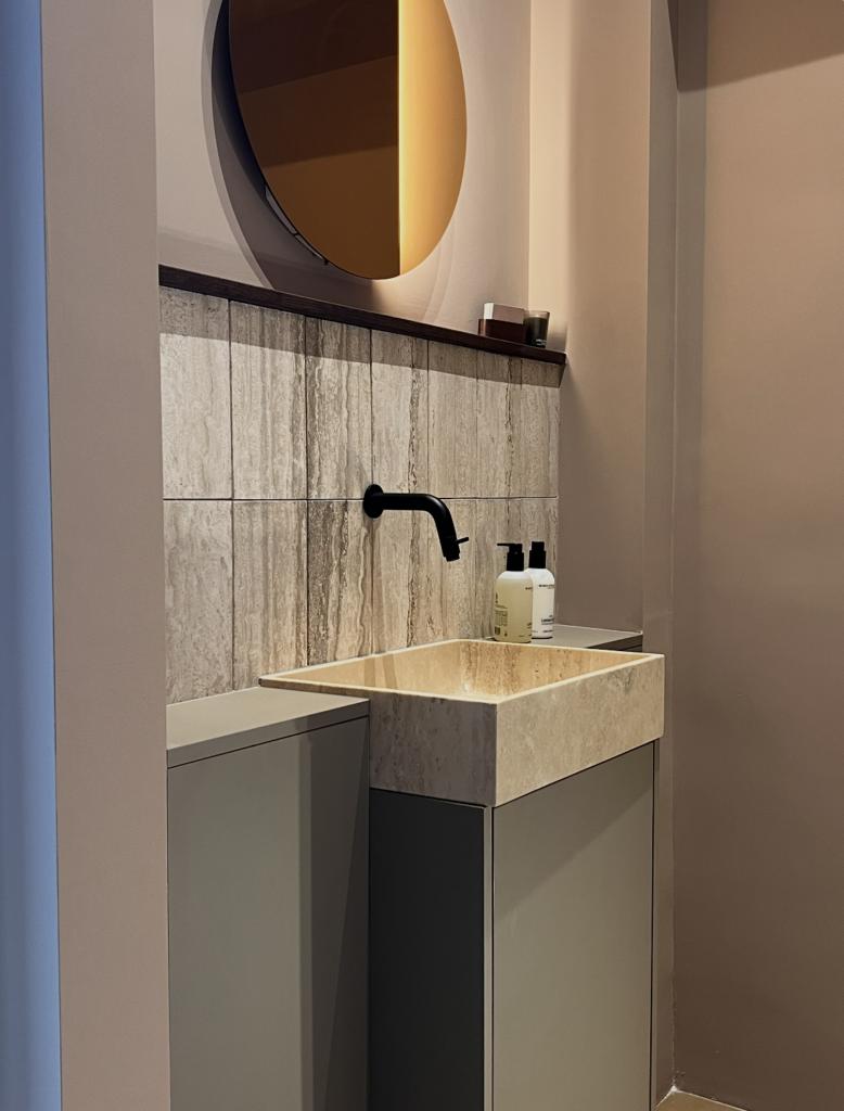 ontwerp badkamer met fenix , travetin en tegelwerk